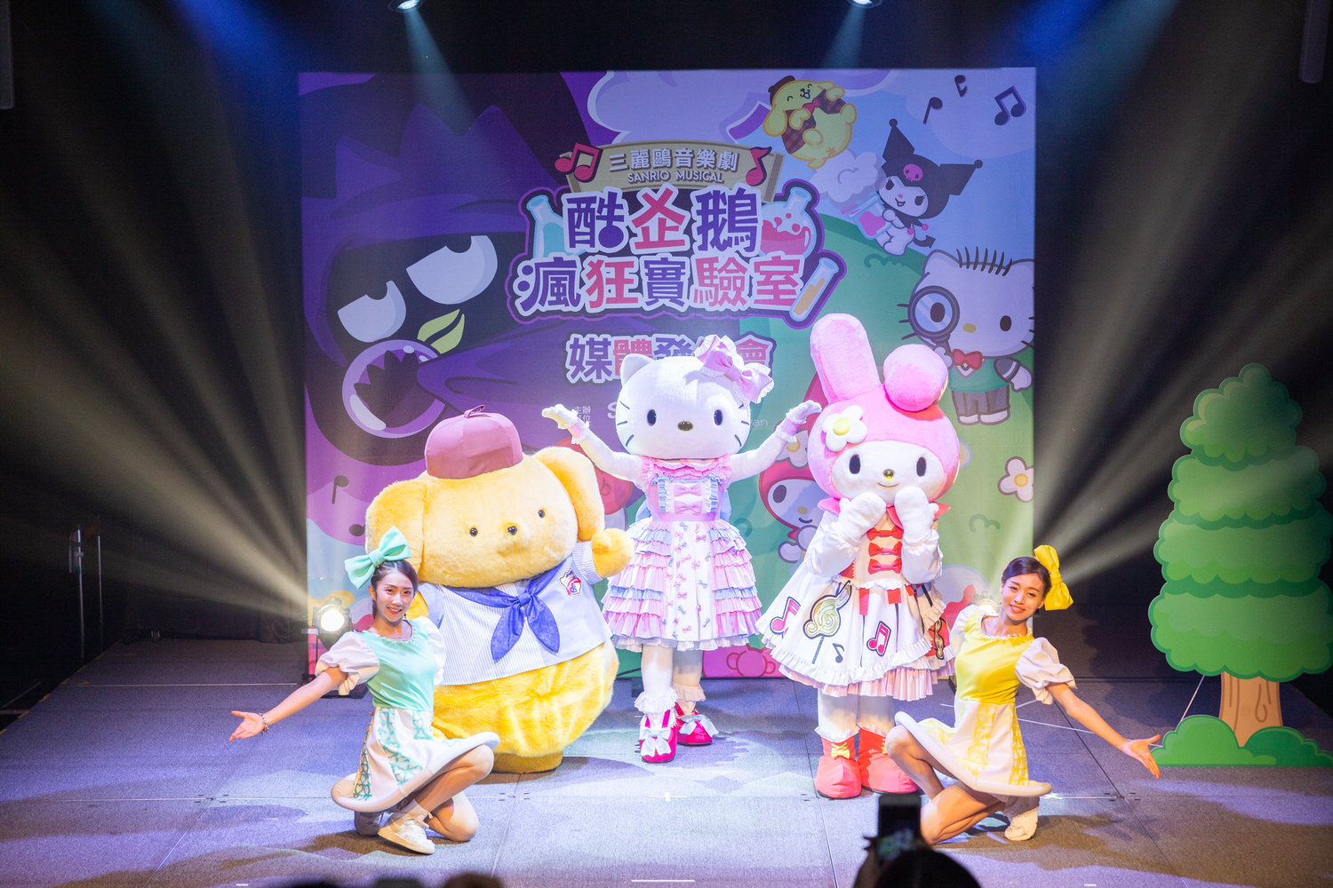 01 三麗鷗音樂劇《酷企鵝瘋狂實驗室》今日11月7日在台北華山烏梅劇場舉辦記者會，由Hello Kitty帶領三麗鷗明星角色們為明年的音樂劇帶來精彩的前導歌舞秀。