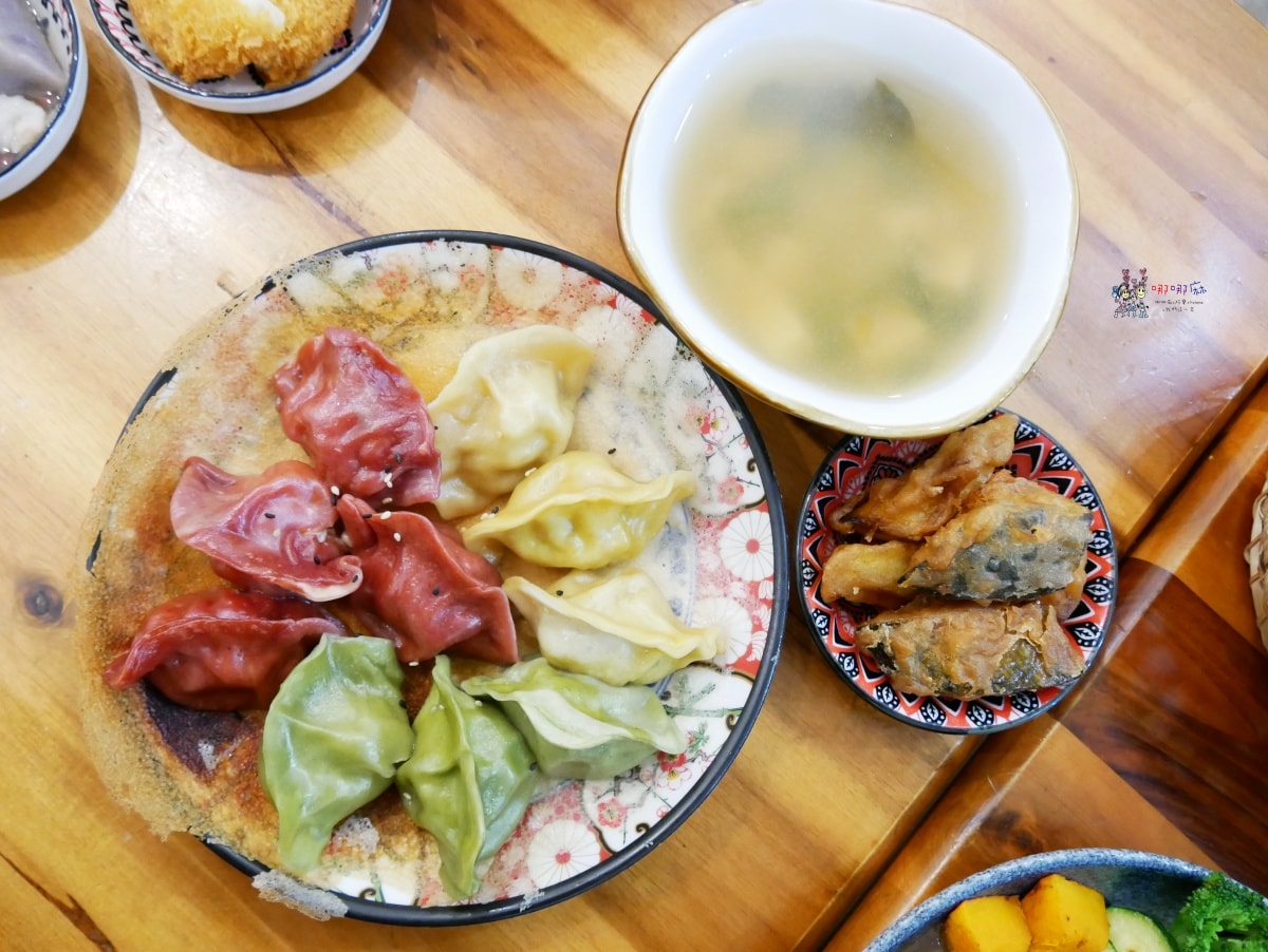 【桃園美食】戶政事務所旁《小莳䒫-餃子咖哩麵》價格不貴令人驚豔的彩色餃子,還有加入巧克力的咖哩。 - 第16張圖