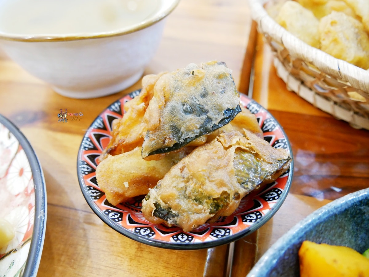 【桃園美食】戶政事務所旁《小莳䒫-餃子咖哩麵》價格不貴令人驚豔的彩色餃子,還有加入巧克力的咖哩。 - 第30張圖