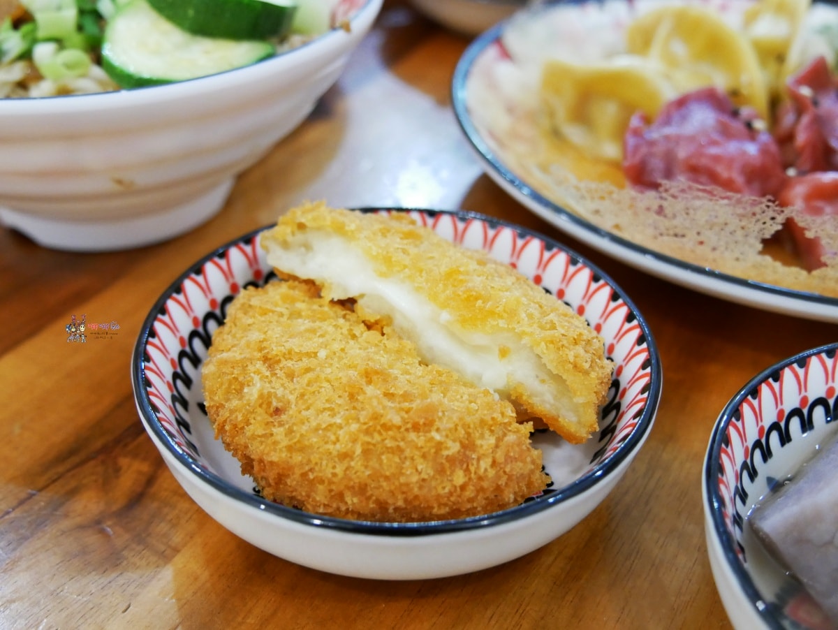 【桃園美食】戶政事務所旁《小莳䒫-餃子咖哩麵》價格不貴令人驚豔的彩色餃子,還有加入巧克力的咖哩。 - 第35張圖