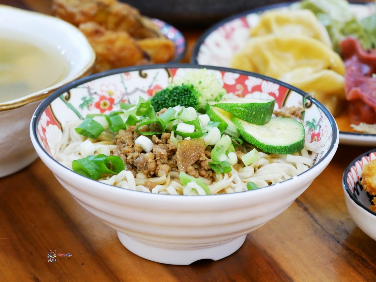 【桃園美食】戶政事務所旁《小莳䒫-餃子咖哩麵》價格不貴令人驚豔的彩色餃子,還有加入巧克力的咖哩。 - 第28張圖