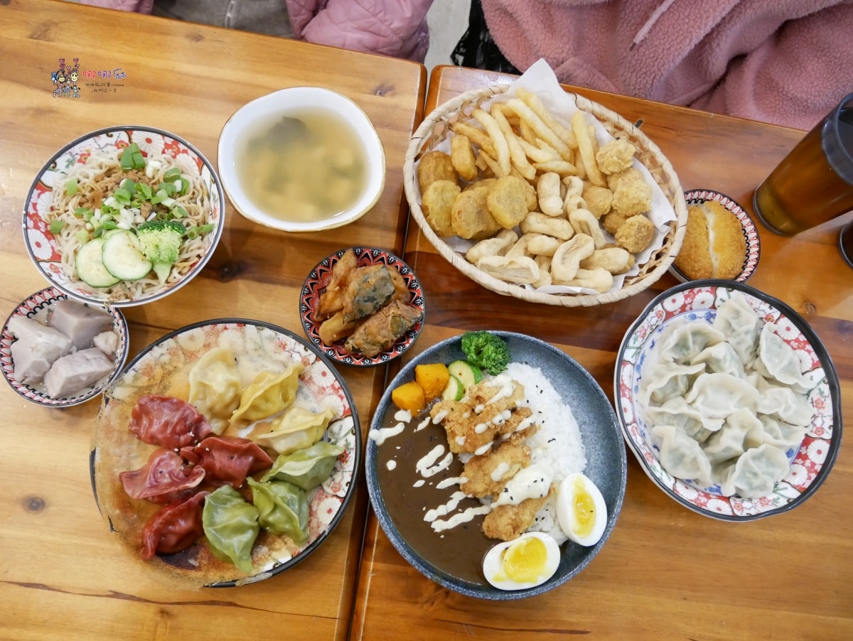 【桃園美食】戶政事務所旁《小莳䒫-餃子咖哩麵》價格不貴令人驚豔的彩色餃子,還有加入巧克力的咖哩。 - 第1張圖