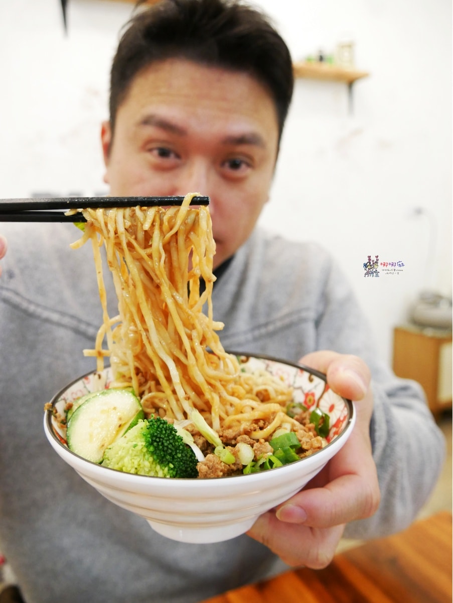 【桃園美食】戶政事務所旁《小莳䒫-餃子咖哩麵》價格不貴令人驚豔的彩色餃子,還有加入巧克力的咖哩。 - 第29張圖