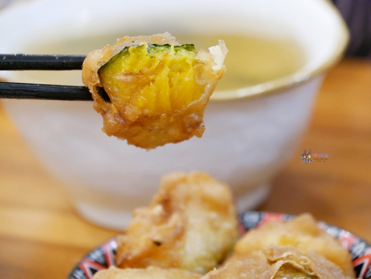 【桃園美食】戶政事務所旁《小莳䒫-餃子咖哩麵》價格不貴令人驚豔的彩色餃子,還有加入巧克力的咖哩。 - 第31張圖
