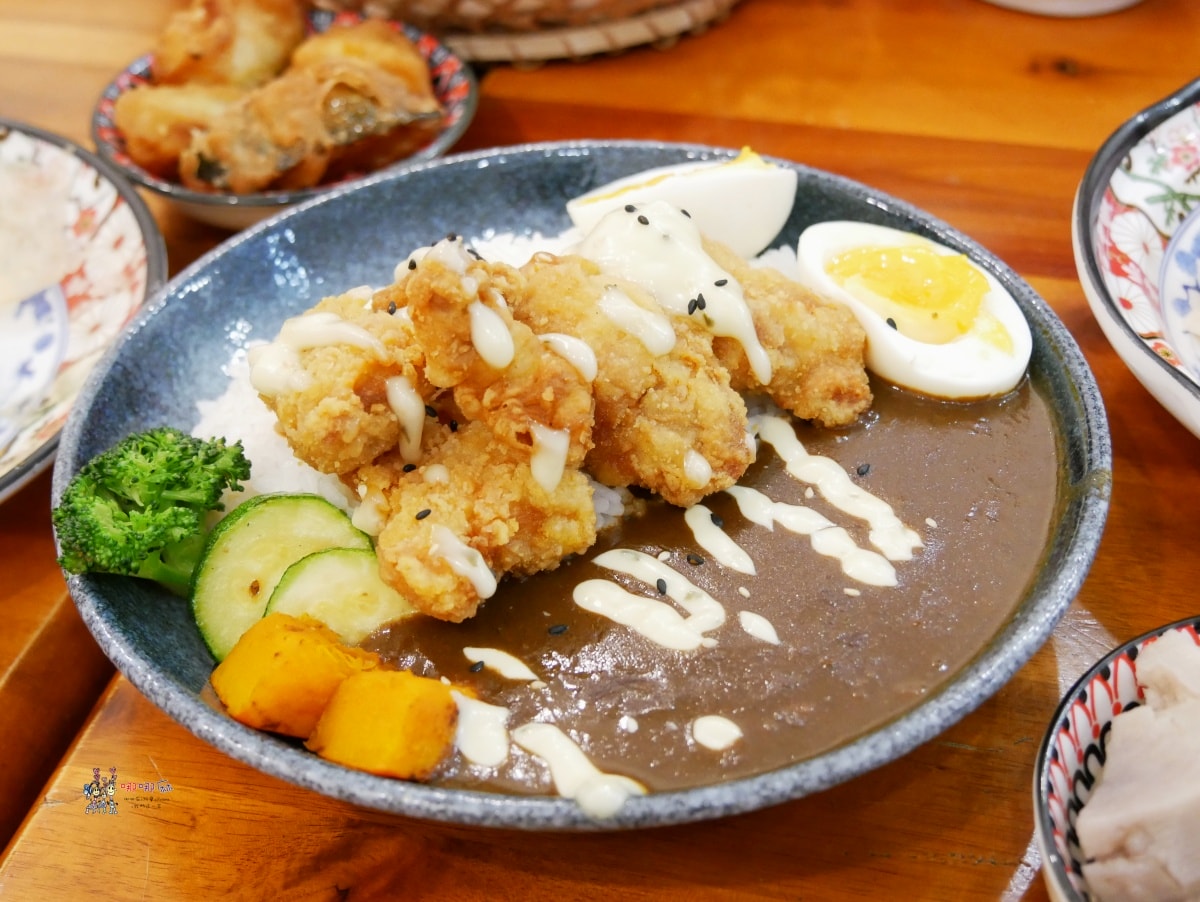 【桃園美食】戶政事務所旁《小莳䒫-餃子咖哩麵》價格不貴令人驚豔的彩色餃子,還有加入巧克力的咖哩。 - 第24張圖