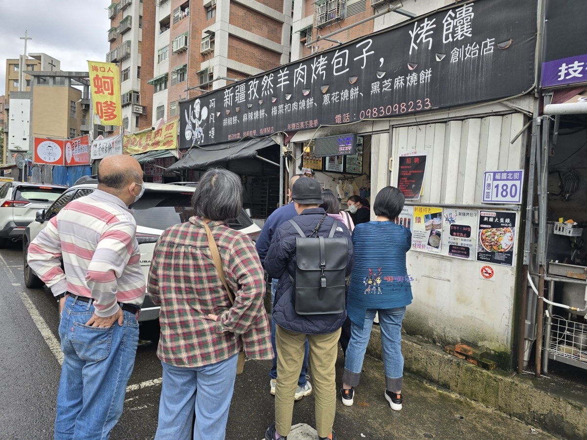 【桃園美食】八德大湳市場旁《阿凡提新疆羊肉烤包子》道地新疆烤羊肉包子,大顆紮實酥脆餡多 - 第2張圖
