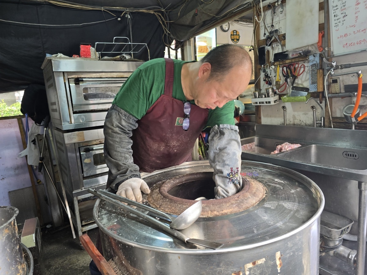 【桃園美食】八德大湳市場旁《阿凡提新疆羊肉烤包子》道地新疆烤羊肉包子,大顆紮實酥脆餡多 - 第9張圖