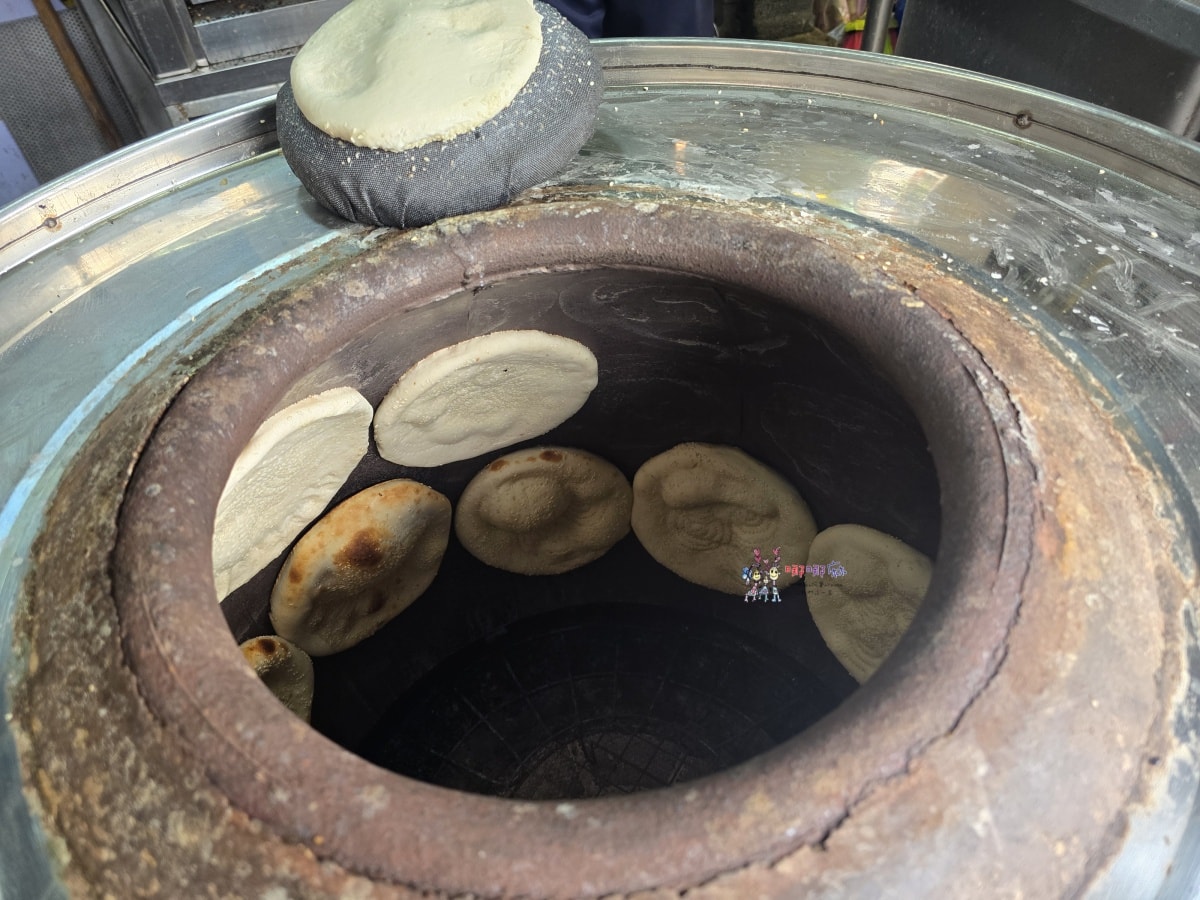 【桃園美食】八德大湳市場旁《阿凡提新疆羊肉烤包子》道地新疆烤羊肉包子,大顆紮實酥脆餡多 - 第10張圖