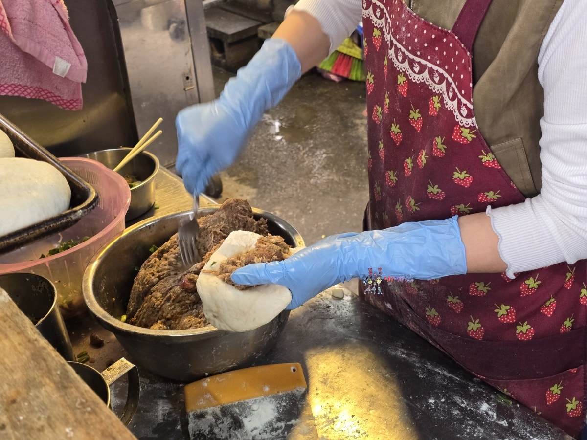 【桃園美食】八德大湳市場旁《阿凡提新疆羊肉烤包子》道地新疆烤羊肉包子,大顆紮實酥脆餡多 - 第7張圖