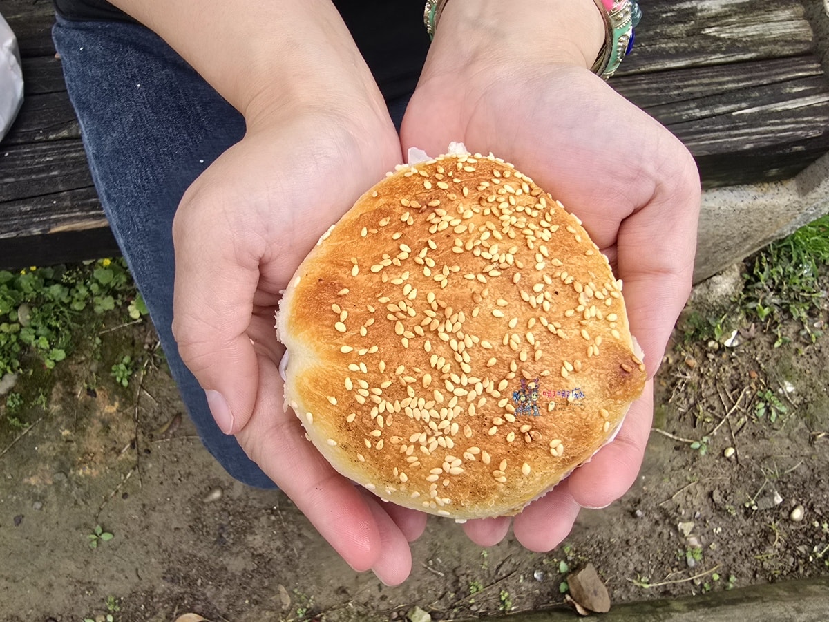 【桃園美食】八德大湳市場旁《阿凡提新疆羊肉烤包子》道地新疆烤羊肉包子,大顆紮實酥脆餡多 - 第16張圖