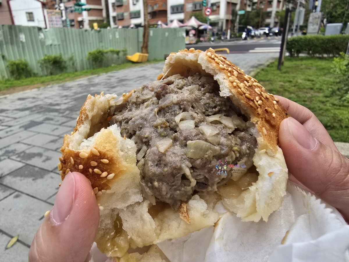【桃園美食】八德大湳市場旁《阿凡提新疆羊肉烤包子》道地新疆烤羊肉包子,大顆紮實酥脆餡多 - 第18張圖