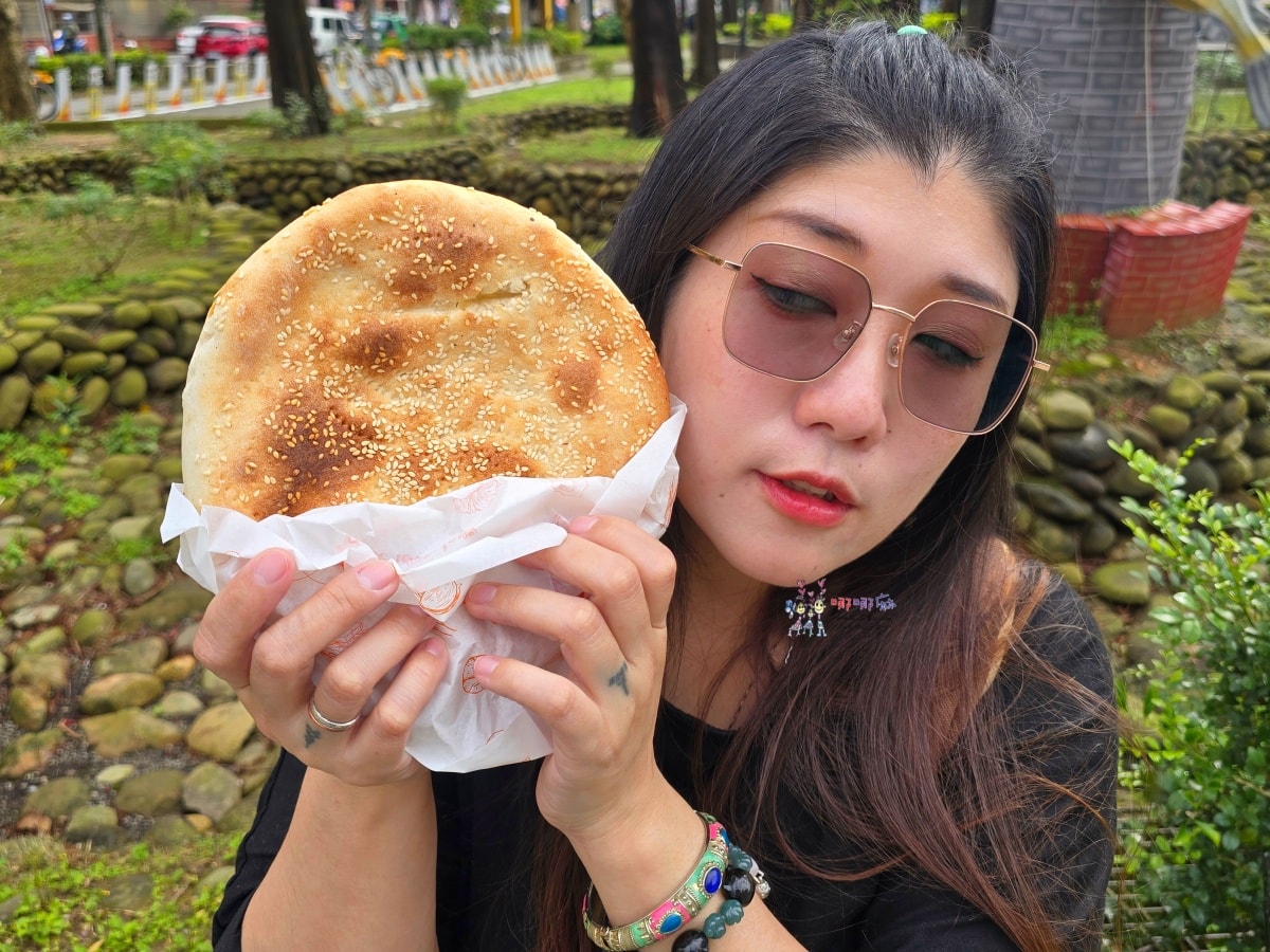 【桃園美食】八德大湳市場旁《阿凡提新疆羊肉烤包子》道地新疆烤羊肉包子,大顆紮實酥脆餡多 - 第1張圖