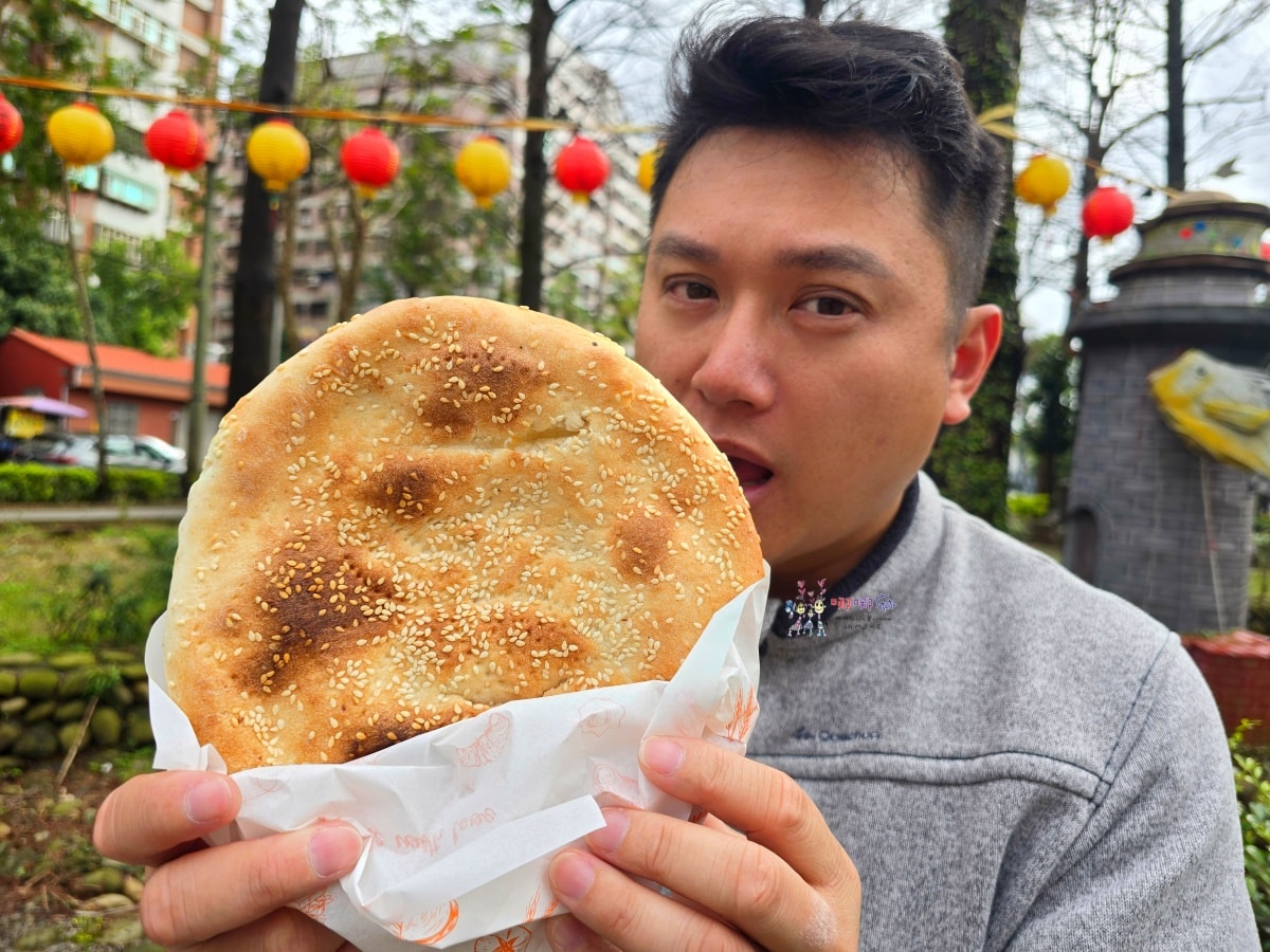 【桃園美食】八德大湳市場旁《阿凡提新疆羊肉烤包子》道地新疆烤羊肉包子,大顆紮實酥脆餡多 - 第26張圖